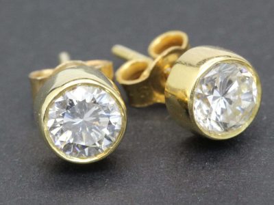Gold and diamond stud earrings, perfect for special occasions or everyday elegance.