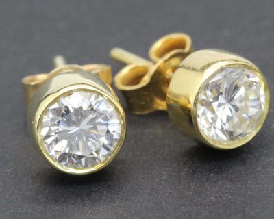 Gold and diamond stud earrings, perfect for special occasions or everyday elegance.