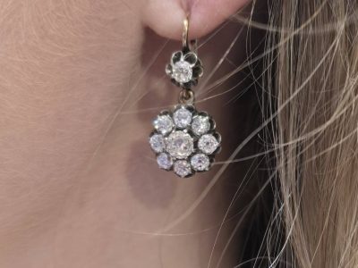 Earrings with sparkling diamonds, perfect for special occasions or everyday elegance.