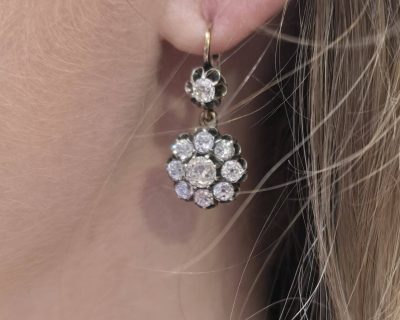 Earrings with sparkling diamonds, perfect for special occasions or everyday elegance.