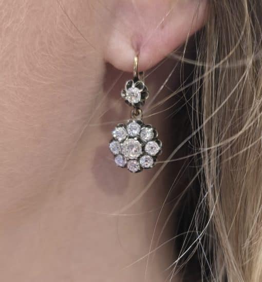 Earrings with sparkling diamonds, perfect for special occasions or everyday elegance.