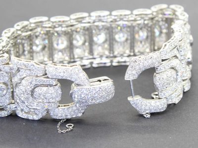 Diamond bracelet with secure clasp and sparkling stones for luxury jewelry.