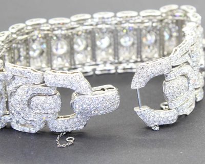 Diamond bracelet with secure clasp and sparkling stones for luxury jewelry.