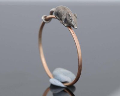 A wonderfully charming Victorian novelty ring by Thornhill & Co., featuring a delightful little mouse in silver. Victorian jewellers were particularly celebrated for their imaginative and whimsical jewels, transforming familiar creatures and objects into highly inventive pieces of wearable art. This unusual ring captures that playful spirit beautifully. Rather than being fixed in place, the little mouse is free-running on the shank, allowing him to spin around the finger. This ingenious feature gives the jewel an engaging sense of movement and makes it an especially memorable example of Victorian novelty jewellery.