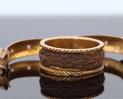 A rare and evocative Georgian “Mane in Fede” memorial ring, made in 1774. The name Mane in Fede refers to the traditional motif of two clasped hands, symbolising faith, fidelity and enduring affection. Memorial rings of this type formed an intimate connection between jewellery and remembrance, often incorporating a lock of the deceased’s hair as a tangible keepsake. This example is particularly intriguing for its ingenious concealed compartment.