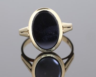 Classic and understated, this 9kt gold onyx ring draws on the enduring appeal of the signet style. Traditionally associated with personal identity and individual expression, signet rings have remained a distinctive feature of jewellery design across generations. The rich black of the onyx lends this piece a sophisticated and timeless character.