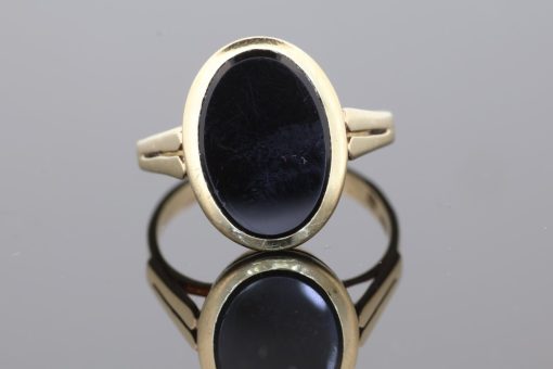 Classic and understated, this 9kt gold onyx ring draws on the enduring appeal of the signet style. Traditionally associated with personal identity and individual expression, signet rings have remained a distinctive feature of jewellery design across generations. The rich black of the onyx lends this piece a sophisticated and timeless character.