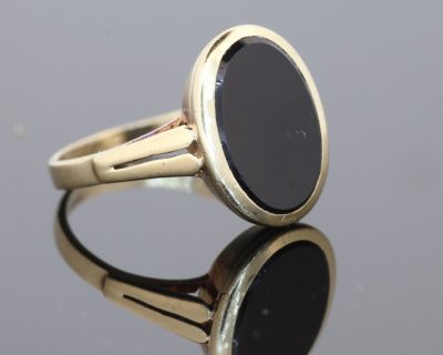 Classic and understated, this 9kt gold onyx ring draws on the enduring appeal of the signet style. Traditionally associated with personal identity and individual expression, signet rings have remained a distinctive feature of jewellery design across generations. The rich black of the onyx lends this piece a sophisticated and timeless character.