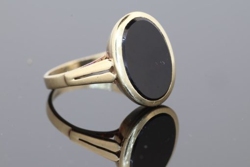 Classic and understated, this 9kt gold onyx ring draws on the enduring appeal of the signet style. Traditionally associated with personal identity and individual expression, signet rings have remained a distinctive feature of jewellery design across generations. The rich black of the onyx lends this piece a sophisticated and timeless character.
