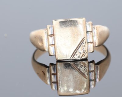 A distinctive Irish gold dress ring, combining the traditional appeal of the signet style with the warm lustre of 9kt gold. Signet-inspired rings have long been appreciated for their confident silhouettes and understated elegance, making them enduring additions to a jewellery collection.