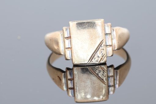 A distinctive Irish gold dress ring, combining the traditional appeal of the signet style with the warm lustre of 9kt gold. Signet-inspired rings have long been appreciated for their confident silhouettes and understated elegance, making them enduring additions to a jewellery collection.