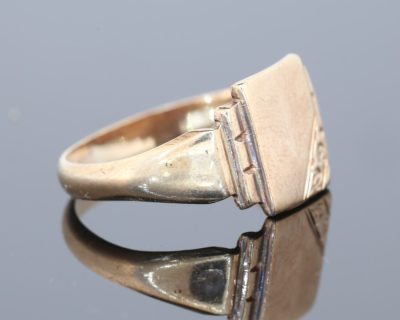 A distinctive Irish gold dress ring, combining the traditional appeal of the signet style with the warm lustre of 9kt gold. Signet-inspired rings have long been appreciated for their confident silhouettes and understated elegance, making them enduring additions to a jewellery collection.
