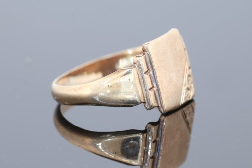 A distinctive Irish gold dress ring, combining the traditional appeal of the signet style with the warm lustre of 9kt gold. Signet-inspired rings have long been appreciated for their confident silhouettes and understated elegance, making them enduring additions to a jewellery collection.