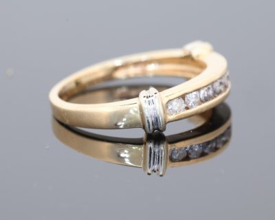 Elegant and versatile, this diamond band combines the timeless appeal of gold with the enduring brilliance of diamonds. Its classic design makes it a beautiful addition to a fine jewellery collection, equally suited to everyday wear or marking a special occasion.