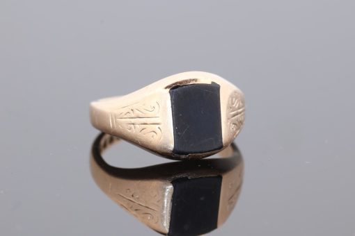 A distinctive vintage Irish signet ring, combining traditional design with the understated elegance of onyx. Signet rings have long been valued for their classic proportions and enduring appeal, making them timeless additions to a jewellery collection.