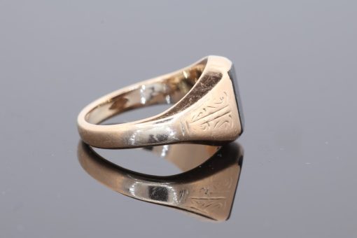 A distinctive vintage Irish signet ring, combining traditional design with the understated elegance of onyx. Signet rings have long been valued for their classic proportions and enduring appeal, making them timeless additions to a jewellery collection.