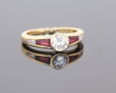 Superb and distinctive, this diamond and ruby ring combines the brilliance of a classic diamond with the rich colour of rubies. Its elegant proportions and contrasting gemstones create a sophisticated design, appealing to those who appreciate fine jewellery with a refined and individual character.