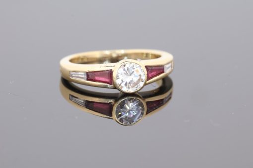 Superb and distinctive, this diamond and ruby ring combines the brilliance of a classic diamond with the rich colour of rubies. Its elegant proportions and contrasting gemstones create a sophisticated design, appealing to those who appreciate fine jewellery with a refined and individual character.