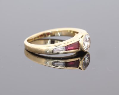 Superb and distinctive, this diamond and ruby ring combines the brilliance of a classic diamond with the rich colour of rubies. Its elegant proportions and contrasting gemstones create a sophisticated design, appealing to those who appreciate fine jewellery with a refined and individual character.