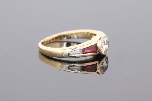 Superb and distinctive, this diamond and ruby ring combines the brilliance of a classic diamond with the rich colour of rubies. Its elegant proportions and contrasting gemstones create a sophisticated design, appealing to those who appreciate fine jewellery with a refined and individual character.