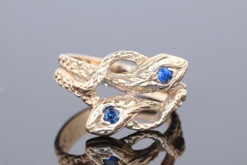 A captivating vintage snake ring, combining the timeless appeal of gold jewellery with the enduring symbolism of the serpent. Throughout jewellery history, snakes have represented renewal, eternity and enduring bonds, making them a particularly evocative motif in decorative jewellery.