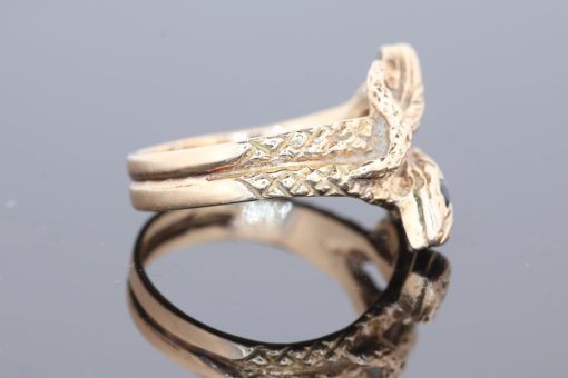 A captivating vintage snake ring, combining the timeless appeal of gold jewellery with the enduring symbolism of the serpent. Throughout jewellery history, snakes have represented renewal, eternity and enduring bonds, making them a particularly evocative motif in decorative jewellery.