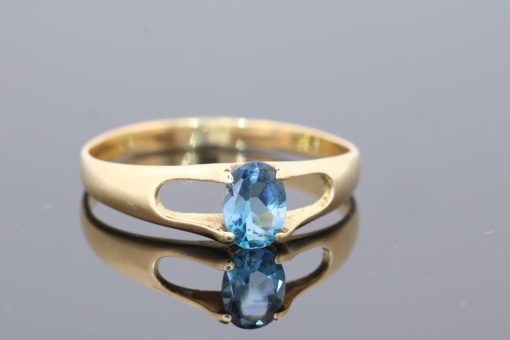 Elegant and distinctive, this 18kt gold ring showcases the captivating appeal of a beautiful teal-coloured gemstone. The rich blue-green hue offers a sophisticated alternative to more traditional gemstone colours, bringing depth and individuality to this fine jewellery piece.