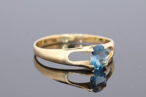 Elegant and distinctive, this 18kt gold ring showcases the captivating appeal of a beautiful teal-coloured gemstone. The rich blue-green hue offers a sophisticated alternative to more traditional gemstone colours, bringing depth and individuality to this fine jewellery piece.