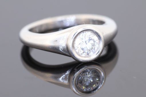 Created by Mauboussin of Paris, this elegant diamond ring reflects the refined aesthetic of one of France’s distinguished jewellery houses. Combining understated design with a beautifully proportioned diamond, it offers a timeless example of French fine jewellery.