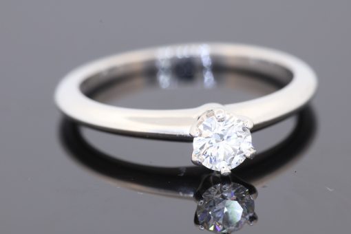 Created by Tiffany & Co., this elegant diamond ring embodies the enduring appeal of classic American fine jewellery. Its timeless design and understated proportions make it a versatile piece, equally suited to an engagement or a treasured addition to a fine jewellery collection.