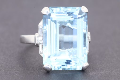 An elegant Art Deco aquamarine and diamond ring by Bailey Banks & Biddle, one of America's historic jewellery houses. The Art Deco period is celebrated for its geometric sophistication, refined proportions and striking use of precious gemstones. This ring brings together the cool, tranquil beauty of aquamarine and the enduring brilliance of diamonds in a design associated with the glamour of the era.