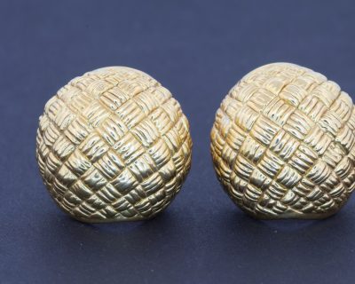 Elegant and sculptural, these 18kt gold earrings showcase the enduring appeal of the bombé style. Characterised by its rounded, domed form, bombé jewellery combines bold proportions with refined elegance, creating a striking silhouette that remains timeless.