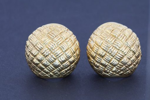 Elegant and sculptural, these 18kt gold earrings showcase the enduring appeal of the bombé style. Characterised by its rounded, domed form, bombé jewellery combines bold proportions with refined elegance, creating a striking silhouette that remains timeless.