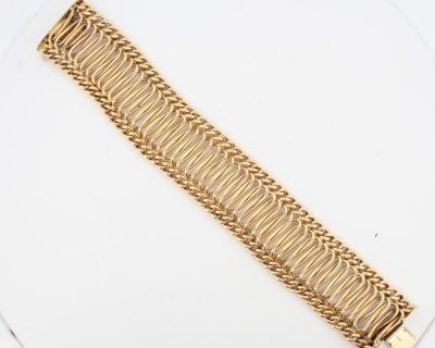 Dating to the 1960s, this elegant gold bracelet reflects the confident style of mid-century jewellery. The period embraced designs that balanced sophistication with wearability, creating pieces intended to be enjoyed for years to come.