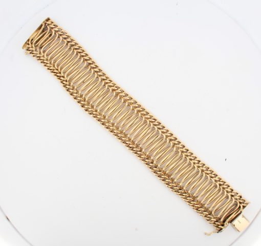 Dating to the 1960s, this elegant gold bracelet reflects the confident style of mid-century jewellery. The period embraced designs that balanced sophistication with wearability, creating pieces intended to be enjoyed for years to come.