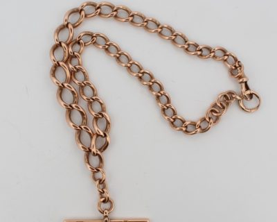 Dating to circa 1890, this rare 15-karat gold Albert chain is a fine example of Victorian gentlemen’s jewellery. Originally designed to secure a pocket watch, Albert chains became an essential accessory of the well-dressed Victorian gentleman, combining practicality with understated elegance.
