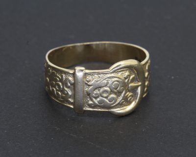 Charming and distinctive, this vintage gold buckle ring draws inspiration from the traditional buckle motif, a design long associated with strength, loyalty and enduring bonds. Its nostalgic character and understated appeal make it an appealing addition to a collection of vintage jewellery.