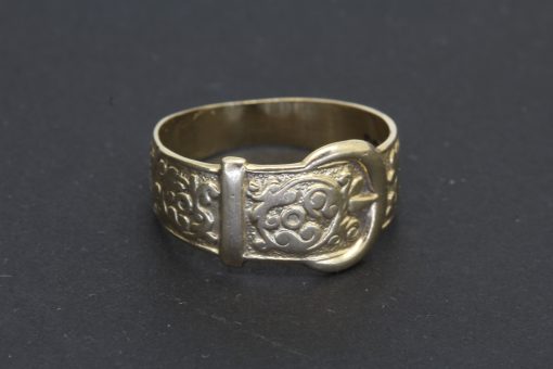 Charming and distinctive, this vintage gold buckle ring draws inspiration from the traditional buckle motif, a design long associated with strength, loyalty and enduring bonds. Its nostalgic character and understated appeal make it an appealing addition to a collection of vintage jewellery.