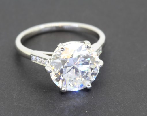 An exceptional diamond ring, distinguished by a magnificent five-carat brilliant-cut diamond. Combining impressive scale with outstanding colour, clarity and cut grading, this remarkable jewel offers a striking expression of luxury and timeless elegance.