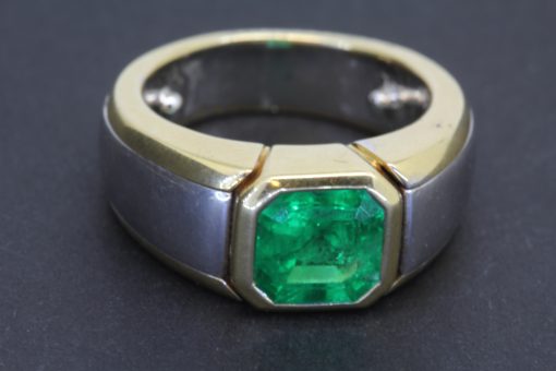 Bold and distinctive, this chunky emerald ring celebrates the captivating beauty of one of the world’s most coveted coloured gemstones. At its heart is a 2.1-carat Colombian emerald, prized for the rich green hues that have made Colombian emeralds particularly desirable among collectors and connoisseurs of fine jewellery.