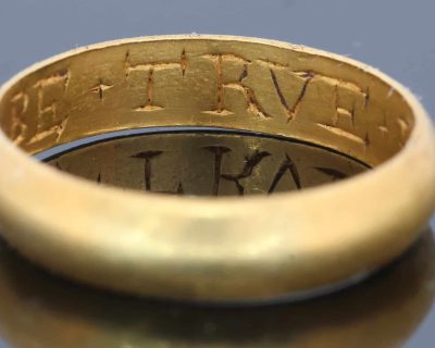An extremely rare Tudor gold posy ring, engraved to the interior with the wonderfully intimate inscription “BE TRVE IN HART”, meaning “Be true in heart.” The ring was found by a metal detectorist in Shropshire in October 2024, adding a remarkable modern chapter to its long history. Posy rings were deeply personal jewels, traditionally engraved with short expressions of love, loyalty or devotion, and this inscription is particularly evocative in its simplicity. Examples bearing this distinctive Gothic-style lettering tend to date to around 1600, placing this ring at a fascinating point between the Tudor and early Stuart periods. Comparable examples can be found in the collections of both the British Museum and the Victoria and Albert Museum.