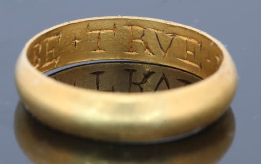An extremely rare Tudor gold posy ring, engraved to the interior with the wonderfully intimate inscription “BE TRVE IN HART”, meaning “Be true in heart.” The ring was found by a metal detectorist in Shropshire in October 2024, adding a remarkable modern chapter to its long history. Posy rings were deeply personal jewels, traditionally engraved with short expressions of love, loyalty or devotion, and this inscription is particularly evocative in its simplicity. Examples bearing this distinctive Gothic-style lettering tend to date to around 1600, placing this ring at a fascinating point between the Tudor and early Stuart periods. Comparable examples can be found in the collections of both the British Museum and the Victoria and Albert Museum.