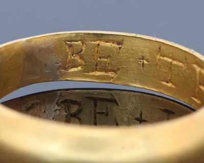 An extremely rare Tudor gold posy ring, engraved to the interior with the wonderfully intimate inscription “BE TRVE IN HART”, meaning “Be true in heart.” The ring was found by a metal detectorist in Shropshire in October 2024, adding a remarkable modern chapter to its long history. Posy rings were deeply personal jewels, traditionally engraved with short expressions of love, loyalty or devotion, and this inscription is particularly evocative in its simplicity. Examples bearing this distinctive Gothic-style lettering tend to date to around 1600, placing this ring at a fascinating point between the Tudor and early Stuart periods. Comparable examples can be found in the collections of both the British Museum and the Victoria and Albert Museum.