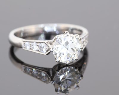 Beautiful and timeless, this diamond engagement ring combines classic elegance with the enduring allure of platinum and diamonds. At its centre is a 1.16-carat diamond, graded H colour and SI2 clarity, accompanied by an AnchorCert certificate for independent gemmological assessment.