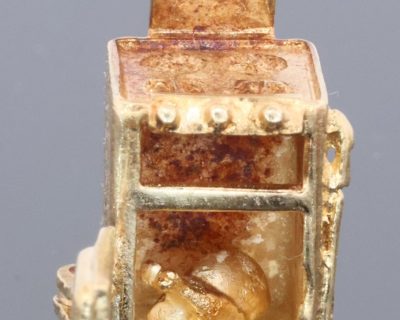 A wonderfully rare 9kt gold novelty charm in the form of a traditional cooker, complete with a charming surprise inside. The piece is a delightful example of the whimsical and imaginative approach taken to novelty jewellery, transforming an everyday household object into a miniature gold charm.