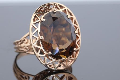 A distinctive garnet ring that combines the rich red tones of this classic gemstone with the clean lines of modernist design. Its openwork construction lends the piece a sense of lightness and sculptural character, creating an appealing contrast with the warmth of the gold and the depth of colour of the garnet.