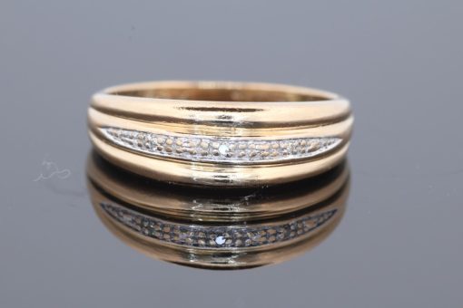 An elegant gold dress ring with timeless appeal, offering a versatile addition to a fine jewellery collection. Its classic character makes it a lovely choice for those who appreciate the warmth and enduring beauty of gold jewellery.