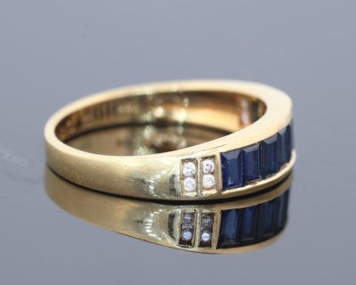 Elegant and timeless, this sapphire ring celebrates the enduring appeal of deep blue gemstones set in fine gold. Sapphires have long been prized for their rich colour and sophisticated character, making them a classic choice for jewellery that transcends passing trends.