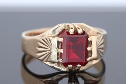 A charming garnet ring that celebrates the rich colour and enduring appeal of this classic gemstone. Garnets have been treasured in jewellery for centuries, admired for their deep red hues and timeless elegance.