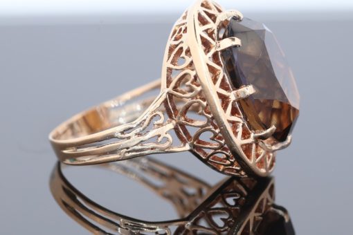 A distinctive garnet ring that combines the rich red tones of this classic gemstone with the clean lines of modernist design. Its openwork construction lends the piece a sense of lightness and sculptural character, creating an appealing contrast with the warmth of the gold and the depth of colour of the garnet.